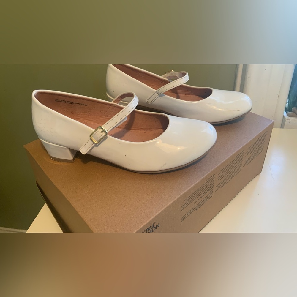 Girls dressy white shoes with straps, size:3